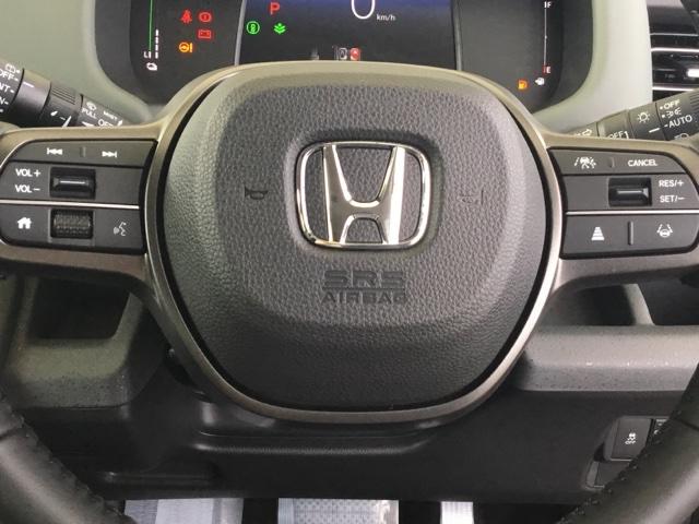 フリード ｅ：ＨＥＶクロスター　全周囲カメラ　オーディオレス　リアクーラー　マルチビュー　Ｓヒーター　衝突軽減ブレーキシステム　オートエアコン　バックモニター　ＬＥＤライト　パーキングセンサー　スマートキー　３列シート　キーレス（17枚目）