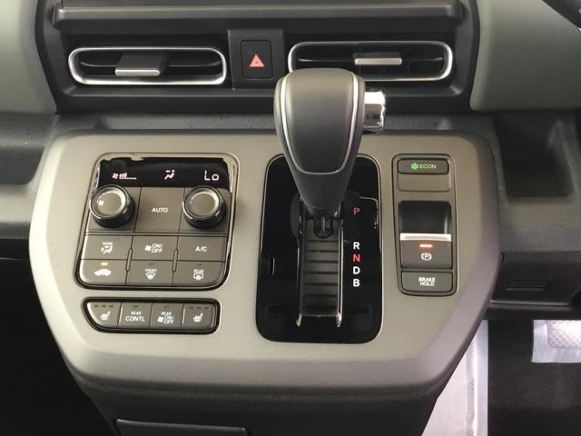 フリード ｅ：ＨＥＶクロスター　全周囲カメラ　オーディオレス　リアクーラー　マルチビュー　Ｓヒーター　衝突軽減ブレーキシステム　オートエアコン　バックモニター　ＬＥＤライト　パーキングセンサー　スマートキー　３列シート　キーレス（18枚目）