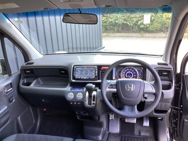 ご覧のように、視界が広く運転しやすいように設計されています。また、フルオートエアコンで快適です。