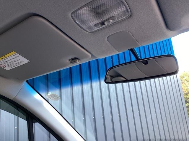 まぶしい日差しをやわらげる、青色のハーフシェイドフロントウィンドウがついています。