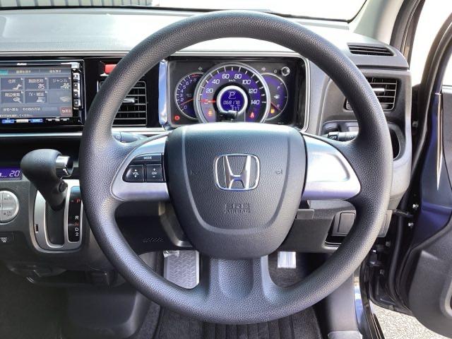 操作しやすいステアリングホイールです１