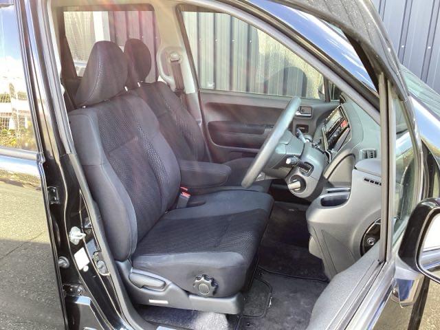 フロント広々、ベンチシートの運転席は、ハイトアジャスターが付いているので、快適にドライブができます。ハンドルはチルトステアリングで、ハンドル位置を上下に調節できます。