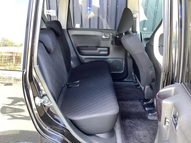 ゆったりリアシート、リクライニングもできます。また、折りたたむ事もできます！