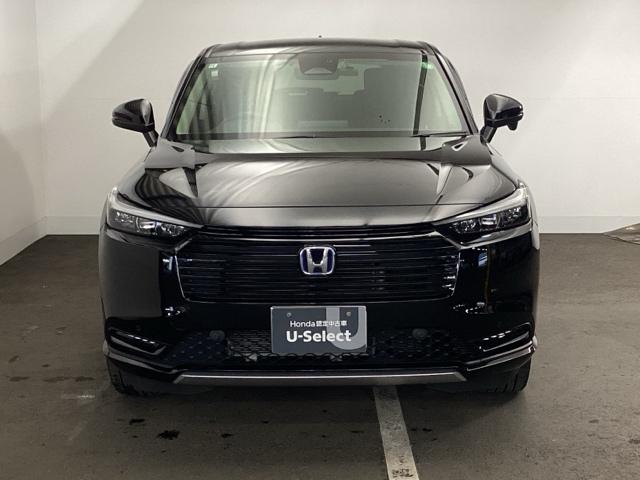 【ＬＥＤヘッドライト】が装備されています。夜間走行時や雨の日に明るく安全に前方を照らすことが出来ます。対向車からも見えやすいので相手に接近を知らせることも出来ます。