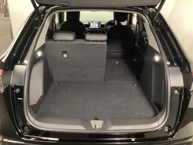 ワンアクションで後席を倒して、さらに使いやすく！！背もたれを左右別々に倒すことができます。