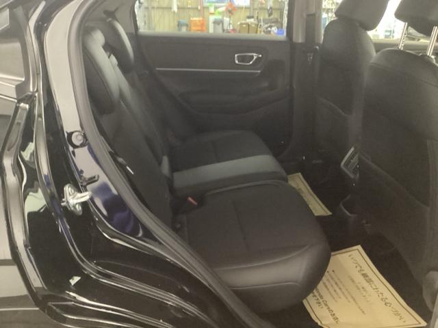 フラットな床と膝回りや頭上スペースなど十分な広さがあります。座り心地が良く、快適なドライブを楽しんでいただけます。