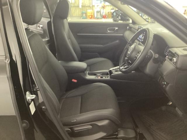 運転席は、大きな座面と包み込むような背もたれがドライバーの身体全体をしっかり支えます。上質なシート素材と座り心地のよいクッションを採用し、長時間の運転やコーナーの多い道も快適です。