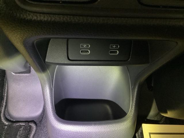 スマートフォンなどの充電に便利なＵＳＢジャック。運転席からも助手席からも使いやすいです。