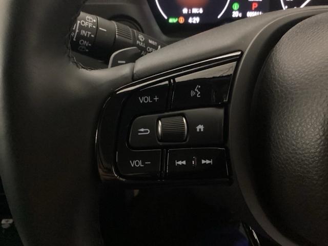 ステアリング左手側にオーディオ関連のコントロールスイッチを配置しています。操作時は視線を逸らすことなく運転に集中できます。