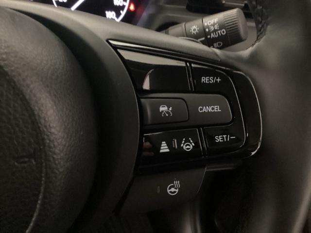 ステアリングホイールの右側がクルーズコントロールスイッチです。アクセルペダルを踏まずに一定走行が出来るので、高速道路での走行がグッと快適になります。