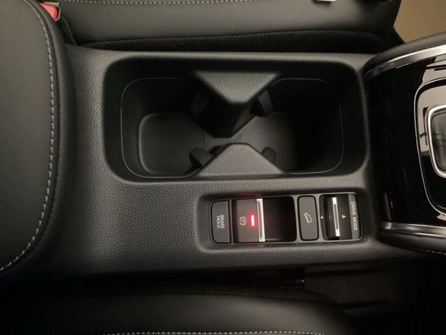 運転席からも助手席からも自由に使えるドリンクホルダー付。停車中にブレーキペダルを踏み続けなくてもブレーキ保持ができるオートマチックブレーキホールド機能もついております。