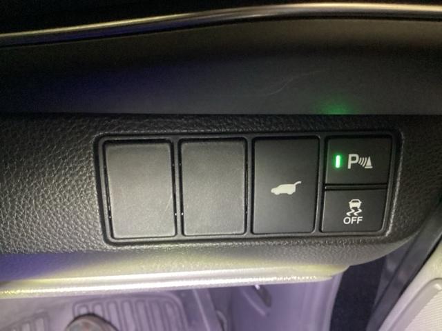 【パーキングセンサー】駐車や出庫時にクルマの前後の障害を検知し、音とディスプレイでお知らせします。