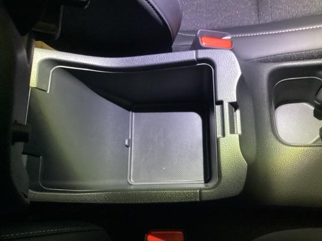 アームコンソールボックス装備。収納付きなのでちょっとした小物を入れるのに便利です。