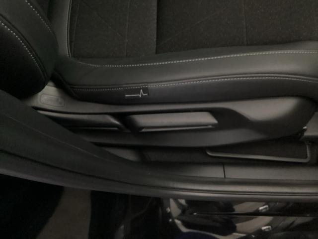 手動のレバーを使って、シートの高さや背もたれの角度を変えることができます。