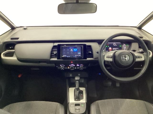 フィット ｅ：ＨＥＶホーム　リアカメラ　ＥＴＣ　前後誤発進抑制機能　クリソナ　助手席エアバッグ　運転席エアバッグ　アイドリングストップ　ＬＥＤライト　バックカメラ　ＡＢＳ　サイドエアバッグ　オートクルーズコントロール　ＤＶＤ再生（2枚目）