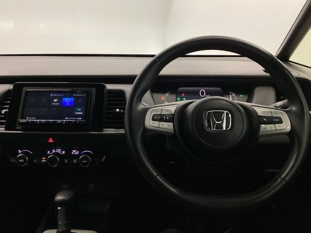 フィット ｅ：ＨＥＶホーム　リアカメラ　ＥＴＣ　前後誤発進抑制機能　クリソナ　助手席エアバッグ　運転席エアバッグ　アイドリングストップ　ＬＥＤライト　バックカメラ　ＡＢＳ　サイドエアバッグ　オートクルーズコントロール　ＤＶＤ再生（3枚目）