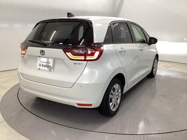 フィット ｅ：ＨＥＶホーム　リアカメラ　ＥＴＣ　前後誤発進抑制機能　クリソナ　助手席エアバッグ　運転席エアバッグ　アイドリングストップ　ＬＥＤライト　バックカメラ　ＡＢＳ　サイドエアバッグ　オートクルーズコントロール　ＤＶＤ再生（8枚目）