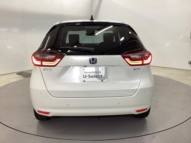 フィット ｅ：ＨＥＶホーム　リアカメラ　ＥＴＣ　前後誤発進抑制機能　クリソナ　助手席エアバッグ　運転席エアバッグ　アイドリングストップ　ＬＥＤライト　バックカメラ　ＡＢＳ　サイドエアバッグ　オートクルーズコントロール　ＤＶＤ再生（9枚目）