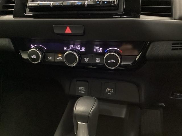 フィット ｅ：ＨＥＶホーム　リアカメラ　ＥＴＣ　前後誤発進抑制機能　クリソナ　助手席エアバッグ　運転席エアバッグ　アイドリングストップ　ＬＥＤライト　バックカメラ　ＡＢＳ　サイドエアバッグ　オートクルーズコントロール　ＤＶＤ再生（12枚目）