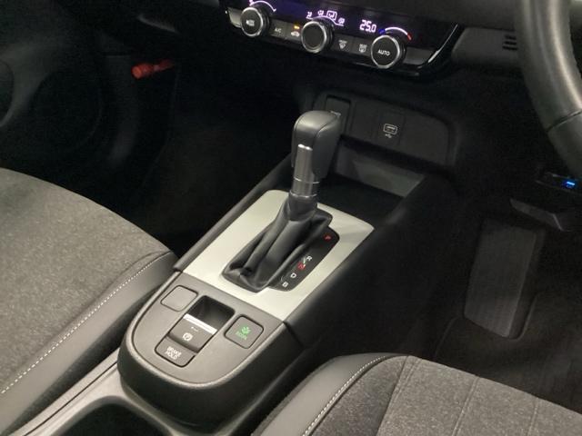 フィット ｅ：ＨＥＶホーム　リアカメラ　ＥＴＣ　前後誤発進抑制機能　クリソナ　助手席エアバッグ　運転席エアバッグ　アイドリングストップ　ＬＥＤライト　バックカメラ　ＡＢＳ　サイドエアバッグ　オートクルーズコントロール　ＤＶＤ再生（14枚目）