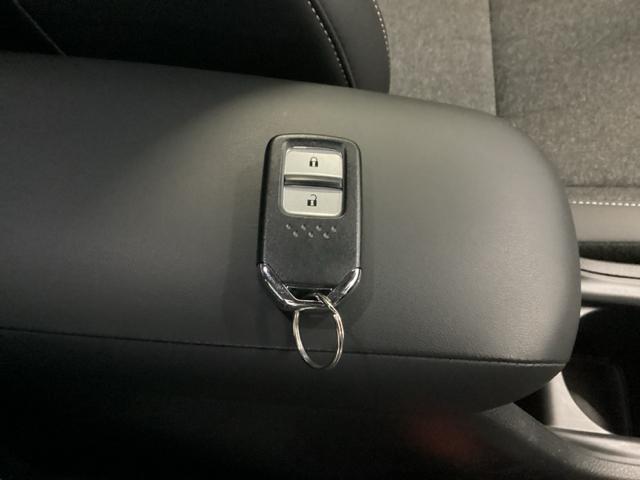 フィット ｅ：ＨＥＶホーム　リアカメラ　ＥＴＣ　前後誤発進抑制機能　クリソナ　助手席エアバッグ　運転席エアバッグ　アイドリングストップ　ＬＥＤライト　バックカメラ　ＡＢＳ　サイドエアバッグ　オートクルーズコントロール　ＤＶＤ再生（18枚目）