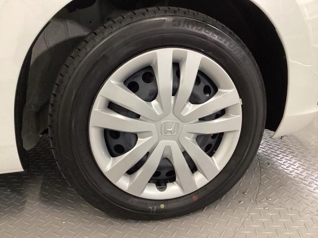 フィット ｅ：ＨＥＶホーム　リアカメラ　ＥＴＣ　前後誤発進抑制機能　クリソナ　助手席エアバッグ　運転席エアバッグ　アイドリングストップ　ＬＥＤライト　バックカメラ　ＡＢＳ　サイドエアバッグ　オートクルーズコントロール　ＤＶＤ再生（19枚目）