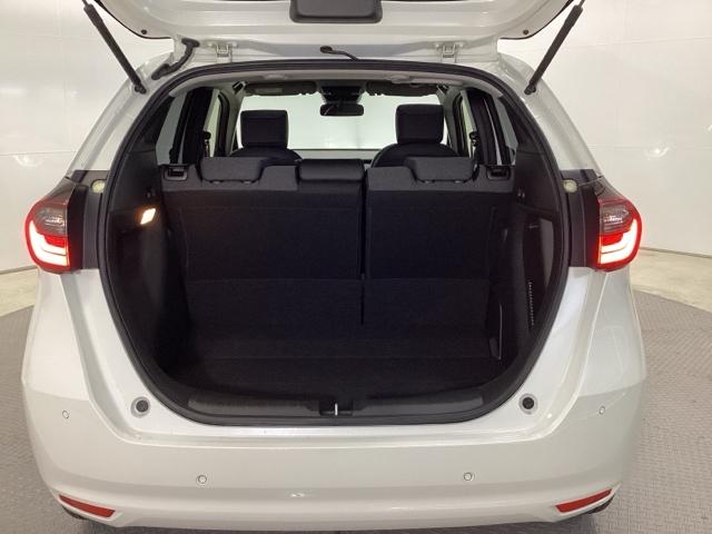 フィット ｅ：ＨＥＶホーム　リアカメラ　ＥＴＣ　前後誤発進抑制機能　クリソナ　助手席エアバッグ　運転席エアバッグ　アイドリングストップ　ＬＥＤライト　バックカメラ　ＡＢＳ　サイドエアバッグ　オートクルーズコントロール　ＤＶＤ再生（22枚目）