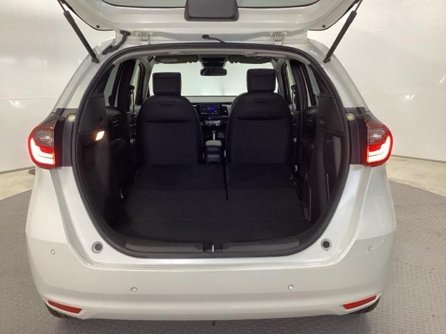 フィット ｅ：ＨＥＶホーム　リアカメラ　ＥＴＣ　前後誤発進抑制機能　クリソナ　助手席エアバッグ　運転席エアバッグ　アイドリングストップ　ＬＥＤライト　バックカメラ　ＡＢＳ　サイドエアバッグ　オートクルーズコントロール　ＤＶＤ再生（23枚目）