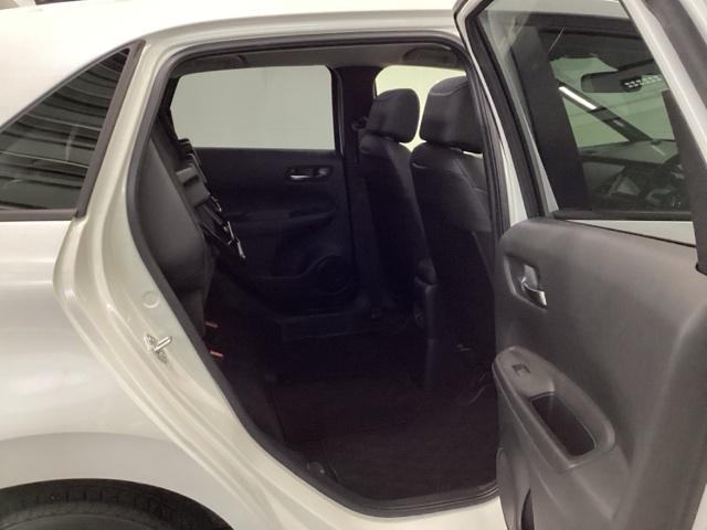 フィット ｅ：ＨＥＶホーム　リアカメラ　ＥＴＣ　前後誤発進抑制機能　クリソナ　助手席エアバッグ　運転席エアバッグ　アイドリングストップ　ＬＥＤライト　バックカメラ　ＡＢＳ　サイドエアバッグ　オートクルーズコントロール　ＤＶＤ再生（25枚目）