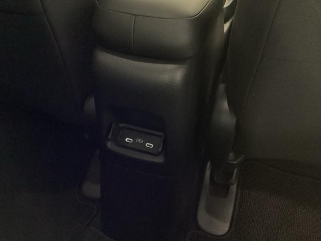 フィット ｅ：ＨＥＶホーム　リアカメラ　ＥＴＣ　前後誤発進抑制機能　クリソナ　助手席エアバッグ　運転席エアバッグ　アイドリングストップ　ＬＥＤライト　バックカメラ　ＡＢＳ　サイドエアバッグ　オートクルーズコントロール　ＤＶＤ再生（26枚目）