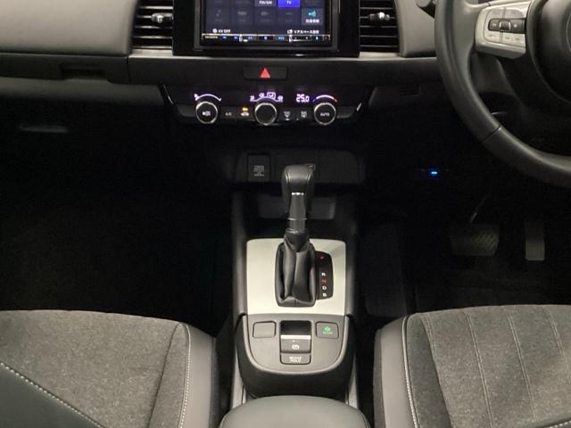 フィット ｅ：ＨＥＶホーム　リアカメラ　ＥＴＣ　前後誤発進抑制機能　クリソナ　助手席エアバッグ　運転席エアバッグ　アイドリングストップ　ＬＥＤライト　バックカメラ　ＡＢＳ　サイドエアバッグ　オートクルーズコントロール　ＤＶＤ再生（28枚目）