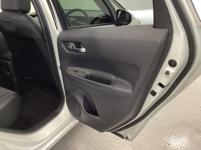 フィット ｅ：ＨＥＶホーム　リアカメラ　ＥＴＣ　前後誤発進抑制機能　クリソナ　助手席エアバッグ　運転席エアバッグ　アイドリングストップ　ＬＥＤライト　バックカメラ　ＡＢＳ　サイドエアバッグ　オートクルーズコントロール　ＤＶＤ再生（29枚目）