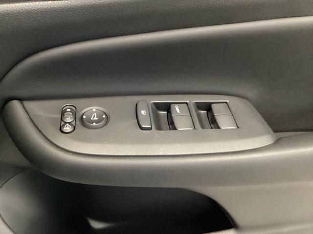 フィット ｅ：ＨＥＶホーム　リアカメラ　ＥＴＣ　前後誤発進抑制機能　クリソナ　助手席エアバッグ　運転席エアバッグ　アイドリングストップ　ＬＥＤライト　バックカメラ　ＡＢＳ　サイドエアバッグ　オートクルーズコントロール　ＤＶＤ再生（30枚目）