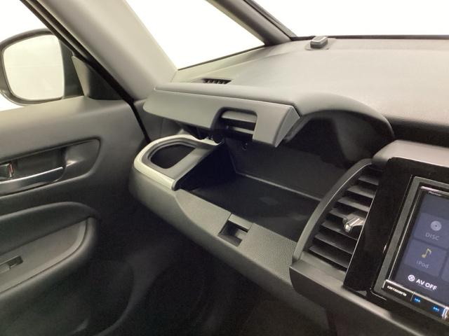 フィット ｅ：ＨＥＶホーム　リアカメラ　ＥＴＣ　前後誤発進抑制機能　クリソナ　助手席エアバッグ　運転席エアバッグ　アイドリングストップ　ＬＥＤライト　バックカメラ　ＡＢＳ　サイドエアバッグ　オートクルーズコントロール　ＤＶＤ再生（34枚目）