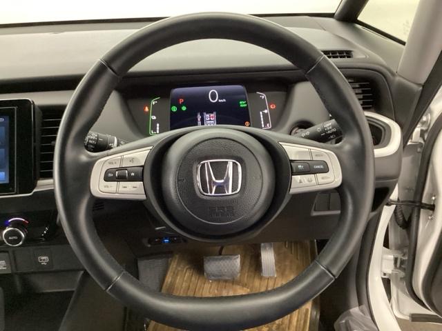 フィット ｅ：ＨＥＶホーム　前後誤発進抑制機能　クリソナ　助手席エアバッグ　運転席エアバッグ　アイドリングストップ　ＬＥＤライト　ＵＳＢ接続　バックカメラ　ＡＢＳ　サイドエアバッグ　スマートキー　キーレス（3枚目）