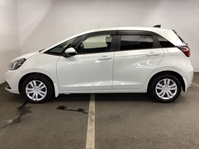 フィット ｅ：ＨＥＶホーム　前後誤発進抑制機能　クリソナ　助手席エアバッグ　運転席エアバッグ　アイドリングストップ　ＬＥＤライト　ＵＳＢ接続　バックカメラ　ＡＢＳ　サイドエアバッグ　スマートキー　キーレス（7枚目）