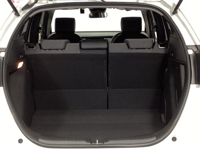 フィット ｅ：ＨＥＶホーム　前後誤発進抑制機能　クリソナ　助手席エアバッグ　運転席エアバッグ　アイドリングストップ　ＬＥＤライト　ＵＳＢ接続　バックカメラ　ＡＢＳ　サイドエアバッグ　スマートキー　キーレス（10枚目）