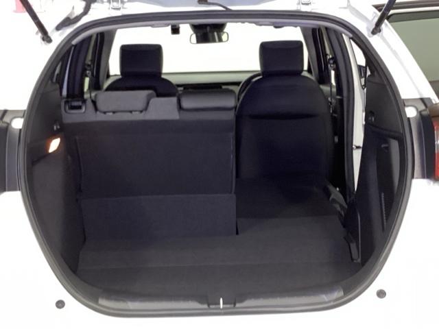 フィット ｅ：ＨＥＶホーム　前後誤発進抑制機能　クリソナ　助手席エアバッグ　運転席エアバッグ　アイドリングストップ　ＬＥＤライト　ＵＳＢ接続　バックカメラ　ＡＢＳ　サイドエアバッグ　スマートキー　キーレス（11枚目）