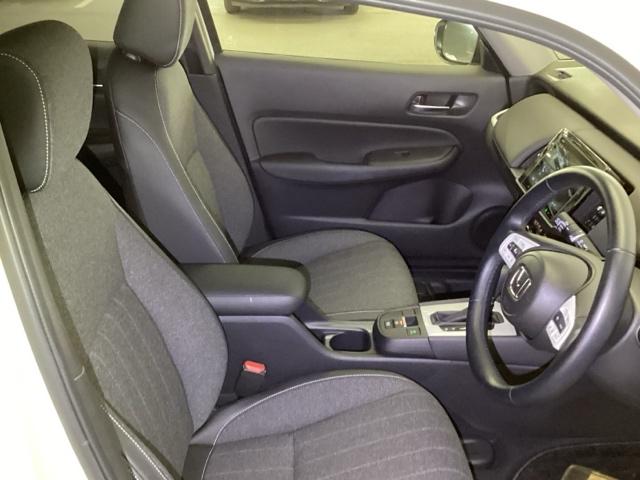 フィット ｅ：ＨＥＶホーム　前後誤発進抑制機能　クリソナ　助手席エアバッグ　運転席エアバッグ　アイドリングストップ　ＬＥＤライト　ＵＳＢ接続　バックカメラ　ＡＢＳ　サイドエアバッグ　スマートキー　キーレス（13枚目）