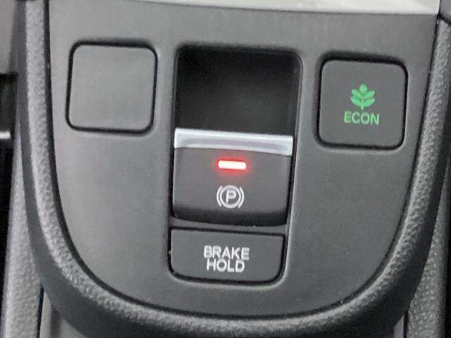 フィット ｅ：ＨＥＶホーム　前後誤発進抑制機能　クリソナ　助手席エアバッグ　運転席エアバッグ　アイドリングストップ　ＬＥＤライト　ＵＳＢ接続　バックカメラ　ＡＢＳ　サイドエアバッグ　スマートキー　キーレス（30枚目）