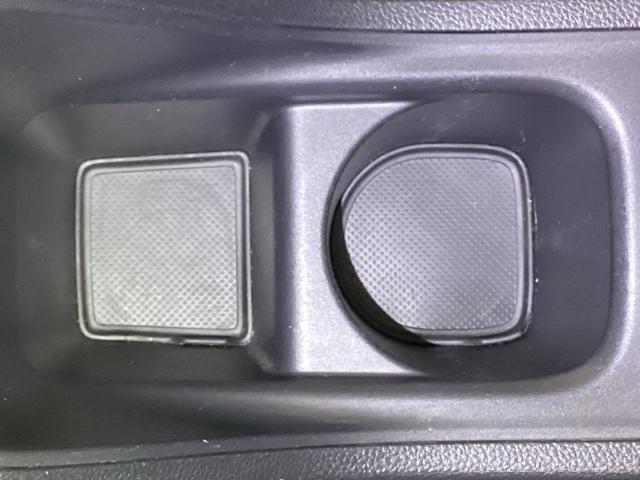 フィット ｅ：ＨＥＶホーム　前後誤発進抑制機能　クリソナ　助手席エアバッグ　運転席エアバッグ　アイドリングストップ　ＬＥＤライト　ＵＳＢ接続　バックカメラ　ＡＢＳ　サイドエアバッグ　スマートキー　キーレス（31枚目）