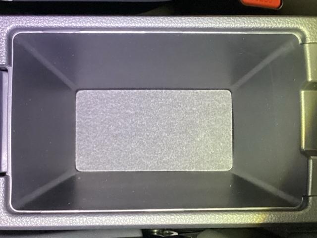 フィット ｅ：ＨＥＶホーム　前後誤発進抑制機能　クリソナ　助手席エアバッグ　運転席エアバッグ　アイドリングストップ　ＬＥＤライト　ＵＳＢ接続　バックカメラ　ＡＢＳ　サイドエアバッグ　スマートキー　キーレス（32枚目）