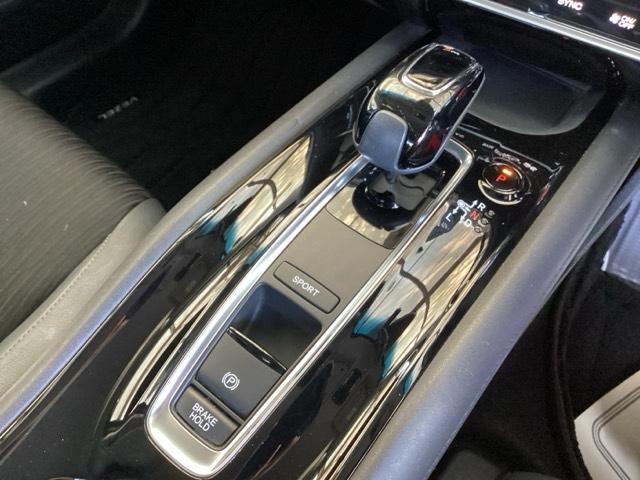 どのポジションにもワンアクションで操作できるフロアシフトに、パーキングブレーキは、電子制御パーキングブレーキです。