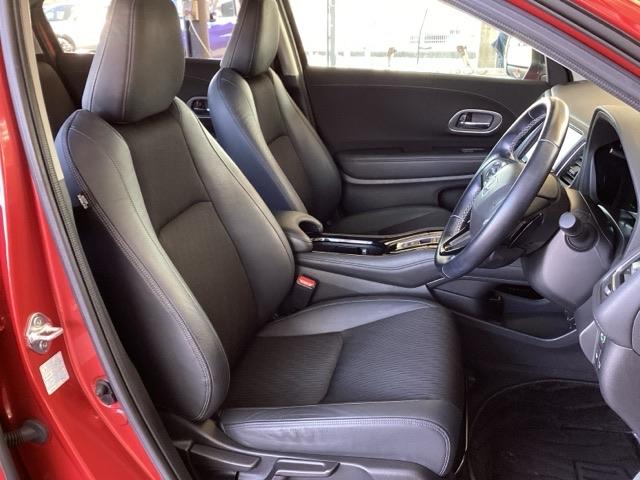 フロントはゆったり座れるセパレートシートです。