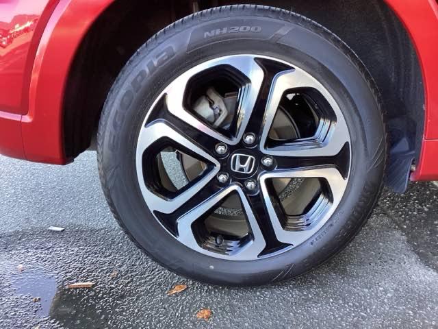 純正アルミホイールです。足元が引き立つので、車全体のイメージがアップしますよ！