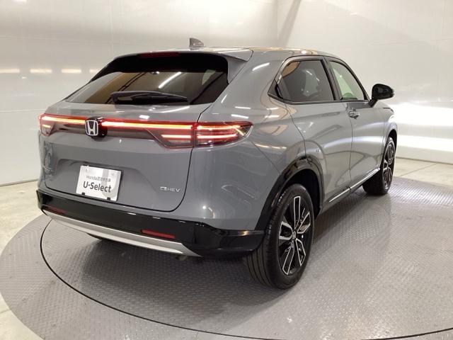 ヴェゼル ｅ：ＨＥＶＺ　シートヒーター　ドラレコ　ＥＴＣ　衝突回避支援ブレーキ機能　スマキ　Ｐトランク　フルオートエアコン　Ｄレコ　エアバッグ　両席エアバック　Ｒカメ　パワーウィンドウ　ＬＥＤランプ　ソナー　クルーズＣ（8枚目）