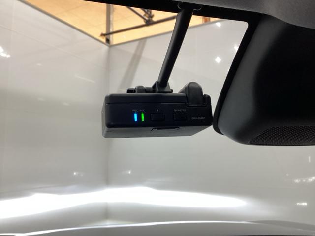 ヴェゼル ｅ：ＨＥＶＺ　シートヒーター　ドラレコ　ＥＴＣ　衝突回避支援ブレーキ機能　スマキ　Ｐトランク　フルオートエアコン　Ｄレコ　エアバッグ　両席エアバック　Ｒカメ　パワーウィンドウ　ＬＥＤランプ　ソナー　クルーズＣ（12枚目）