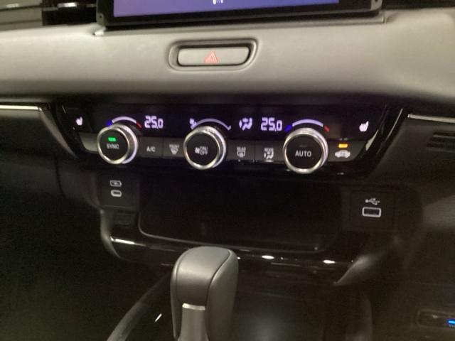 ヴェゼル ｅ：ＨＥＶＺ　シートヒーター　ドラレコ　ＥＴＣ　衝突回避支援ブレーキ機能　スマキ　Ｐトランク　フルオートエアコン　Ｄレコ　エアバッグ　両席エアバック　Ｒカメ　パワーウィンドウ　ＬＥＤランプ　ソナー　クルーズＣ（15枚目）