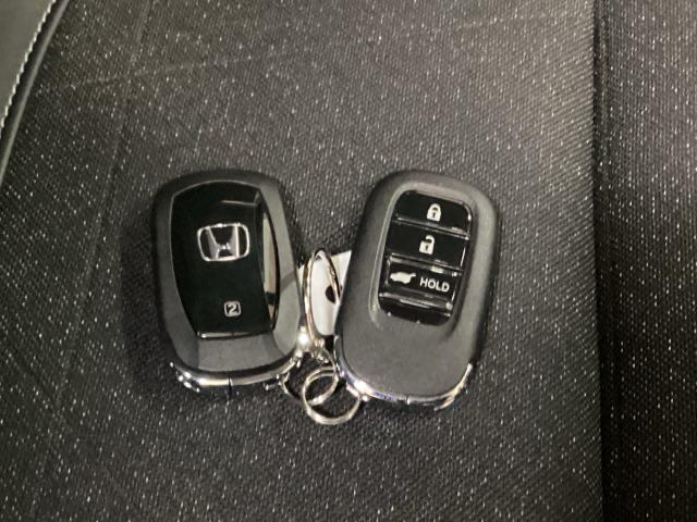 ヴェゼル ｅ：ＨＥＶＺ　シートヒーター　ドラレコ　ＥＴＣ　衝突回避支援ブレーキ機能　スマキ　Ｐトランク　フルオートエアコン　Ｄレコ　エアバッグ　両席エアバック　Ｒカメ　パワーウィンドウ　ＬＥＤランプ　ソナー　クルーズＣ（18枚目）