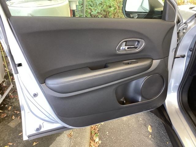 ヴェゼル Ｘ・ホンダセンシング　純正メモリーナビ　リアカメラ　ＥＴＣ　Ｒカメラ　Ｗエアバッグ　盗難防止　アクティブクルーズコントロール　オートエアコン　ＬＥＤランプ　衝突軽減ブレ－キ　パワステ　整備記録簿　カーテンエアバック　ＡＢＳ（33枚目）